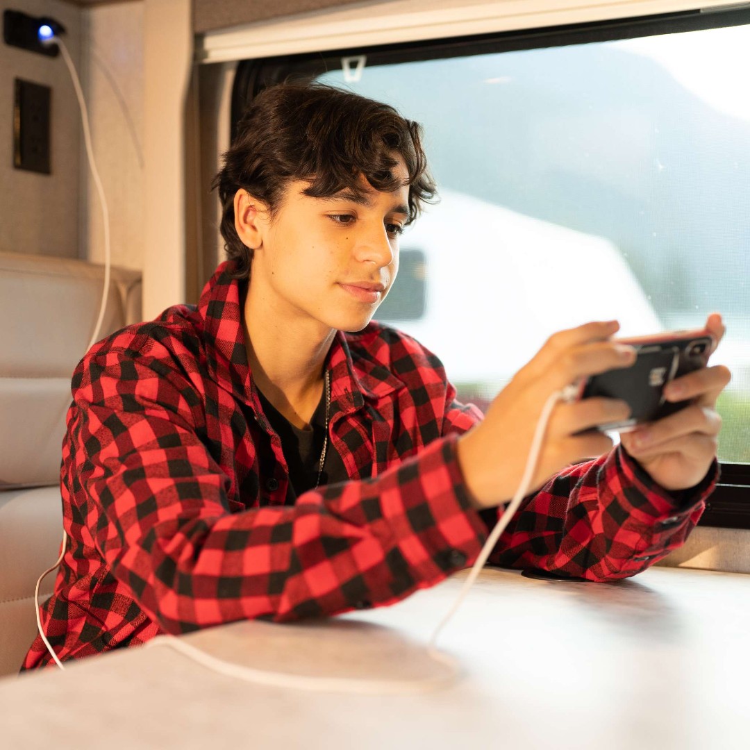 Digital detox on your RV trip? Yay or Nay? 📱💻
Let us know if you prefer to put phones and other devices aside or if they are simply part of your vacation.

#fraserwayrv #fraserwayrentals #nationaldayofunplugging #homeonwheels #vacation #adventurebound