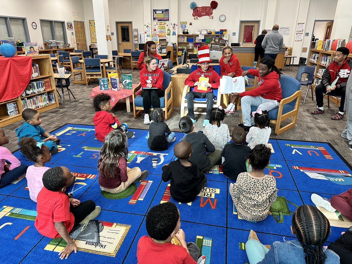 Longhorn Leaders reading at Lake Ridge Elementary @geraldhudson @RecruitTheHill1 @TheHillTTHLFB @CHWomensSoccer @ChisdSoccer @CedarHillGBB @chhsbbasketball @ch_hsvolleyball