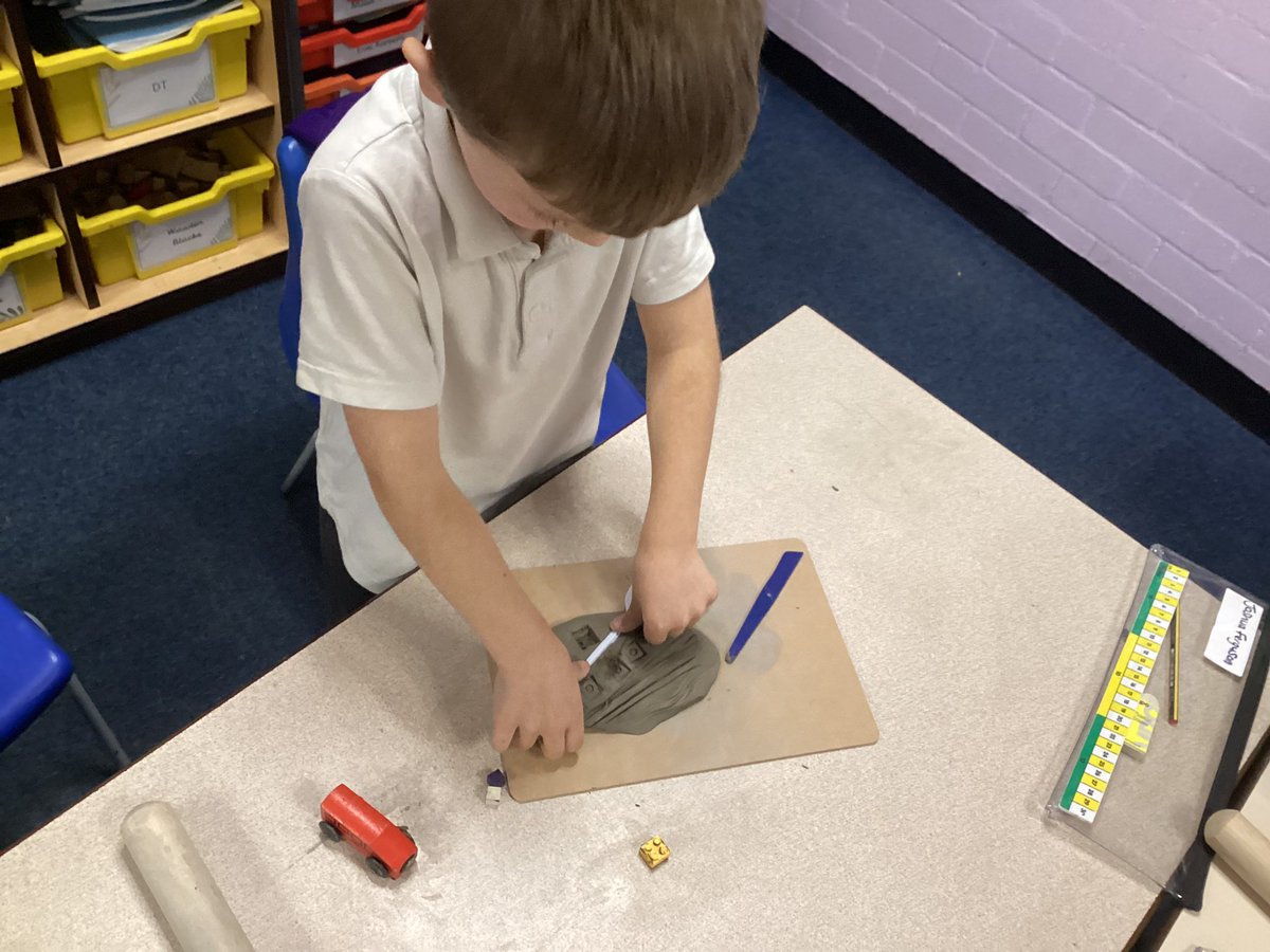 Year 2 using their hands as tools to manipulate clay into shapes. They then used other tools to explore mark making in the clay to create patterns and detail. @GarswoodPrimary @kapowprimary