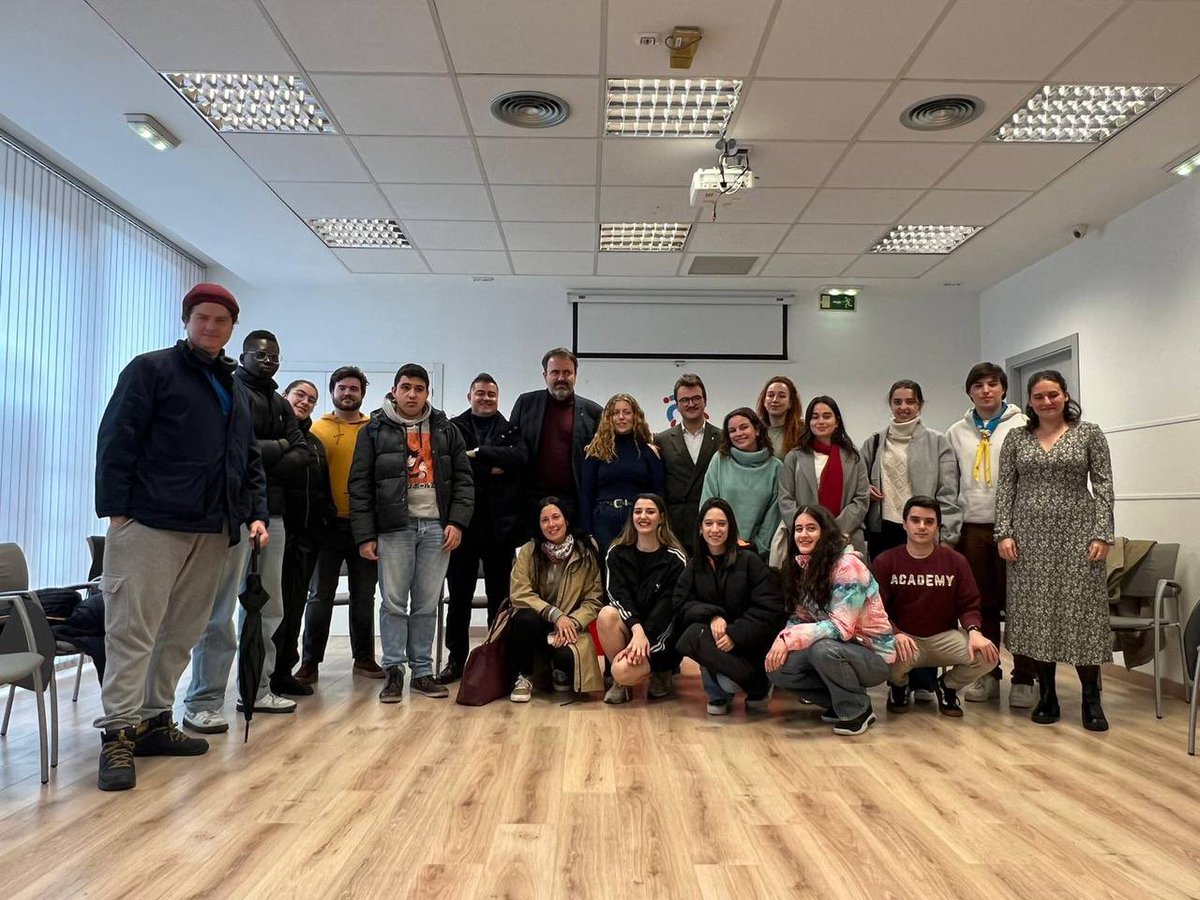 Visitamos el <a href="/conseyu_cmpa/">CMPA.es</a>. Gracias a su presidente, <a href="/Dani_ss01/">Daniel Sierra 🇵🇸🍋</a>, y a los jóvenes que nos han recibido y nos han permitido escuchar sus demandas para @juventudinfgob.