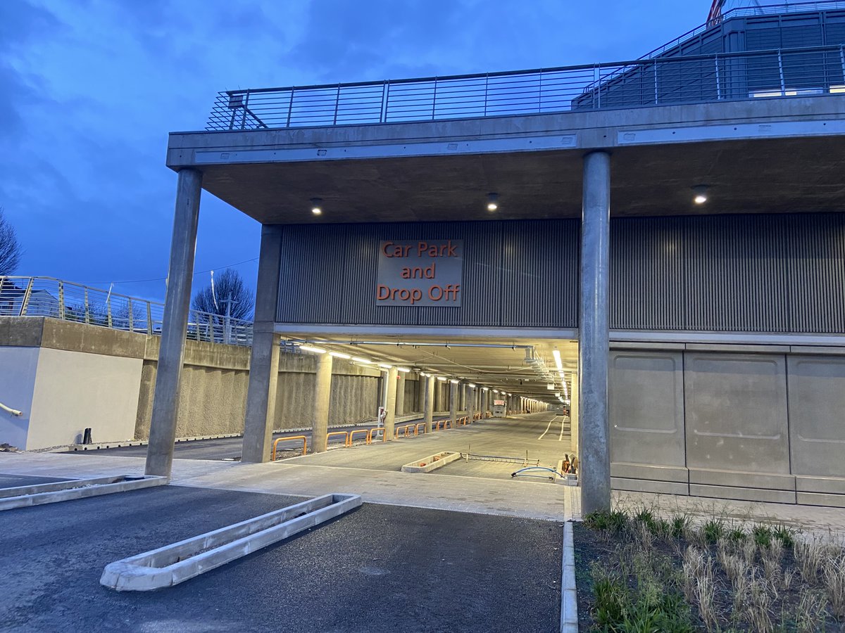 MidlandMetUH's tweet image. Drum roll, please. 

We are thrilled to share that the signage at Midland Met has landed! 

Bright, bold signage is now in place across the public entrance to the hospital and car park area.