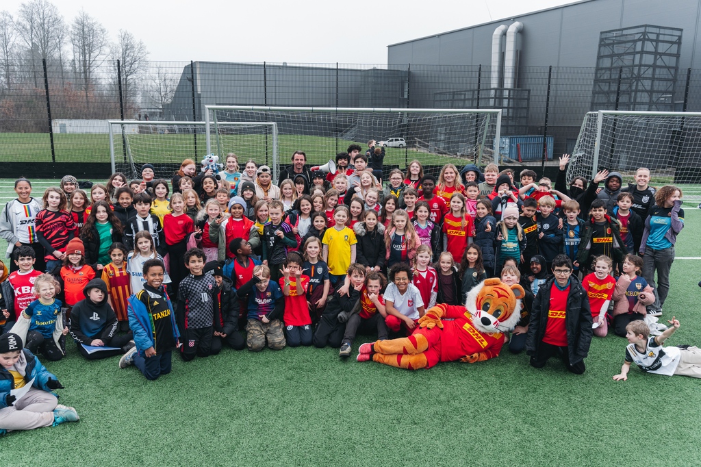 På Stavnsholtskolen i Farum er der selvfølgelig også dømt #Fodboldtrøjefredag 😍❤️💛 Husk, at du kan donere til Børnecancerfonden på 𝟐𝟎𝟏𝟕𝟏𝟕 🙏📲
