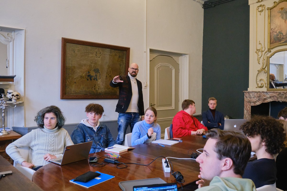 Gisteren mocht ik een inspirerende middag verzorgen bij de prachtige <a href="/MandevilleAC/">Mandeville Academy</a>  in Gouda voor een groep uitzonderlijk getalenteerde hoogbegaafde studenten. Ons onderwerp? De fascinerende wereld van AI, inclusief de kracht van taalmodellen (LLM's), de complexiteit van