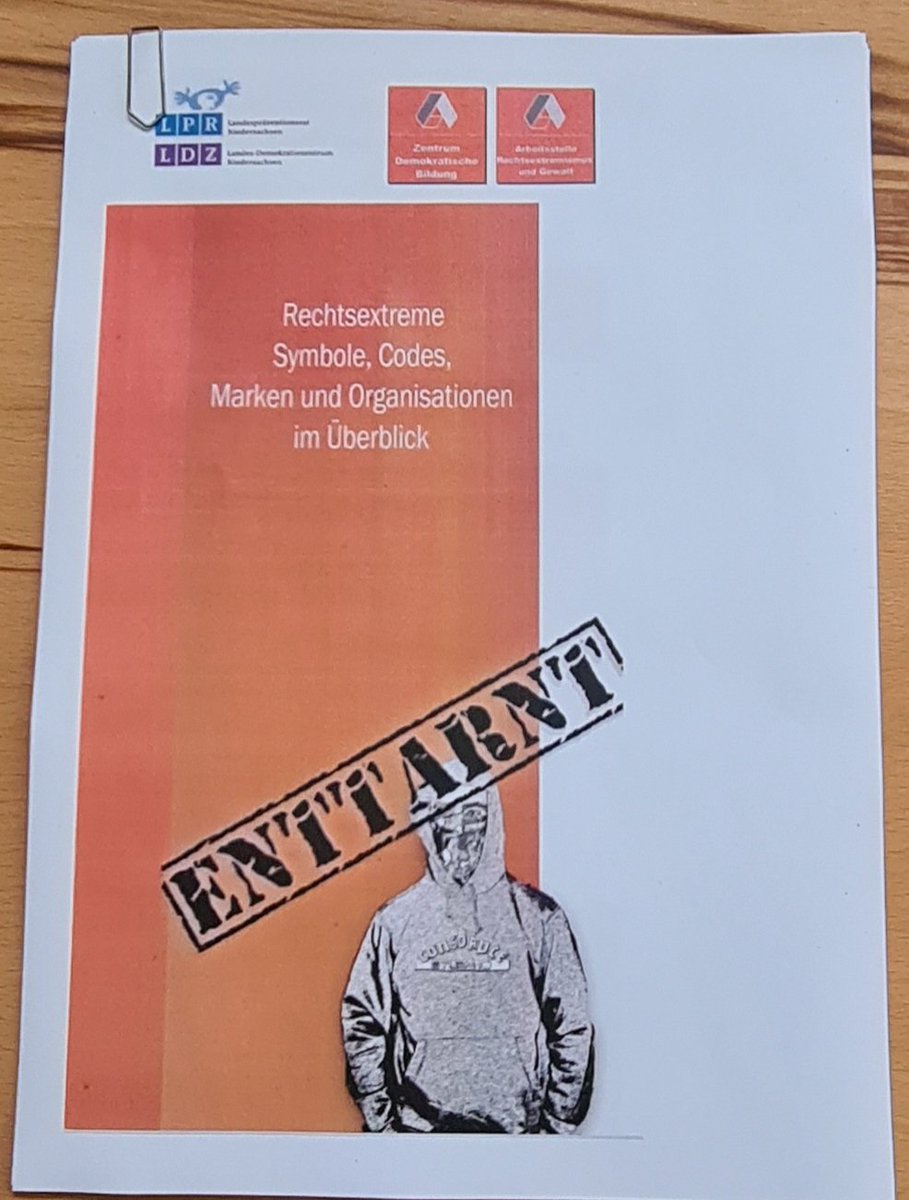 antiafd99's tweet photo. #do0203 Für morgen stehen auch ein paar interessante Info-Broschüren bereit. Interessierte können sich gerne welche nehmen, um auch im Alltag gegen Rechtsextremisten gewappnet zu sein. Nur wer die Sprache der rechten Szene kennt, kann gegen diese vorgehen!✊️🚩🏴 https://t.co/UgwwMKSTms