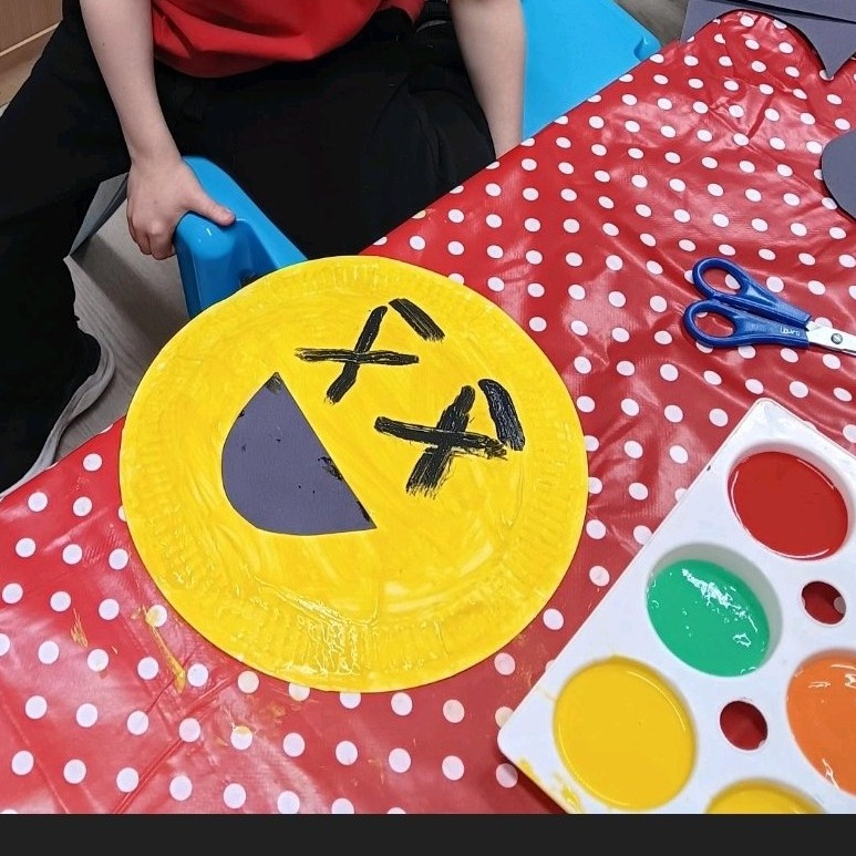 🌟🎨 Emoji art meets flower crafts at #Aktivacamps East Acton school club.
booking.aktivacamps.com
#afterschoolclub #emojiart #flowercrafts #expressyourself #emojiFun