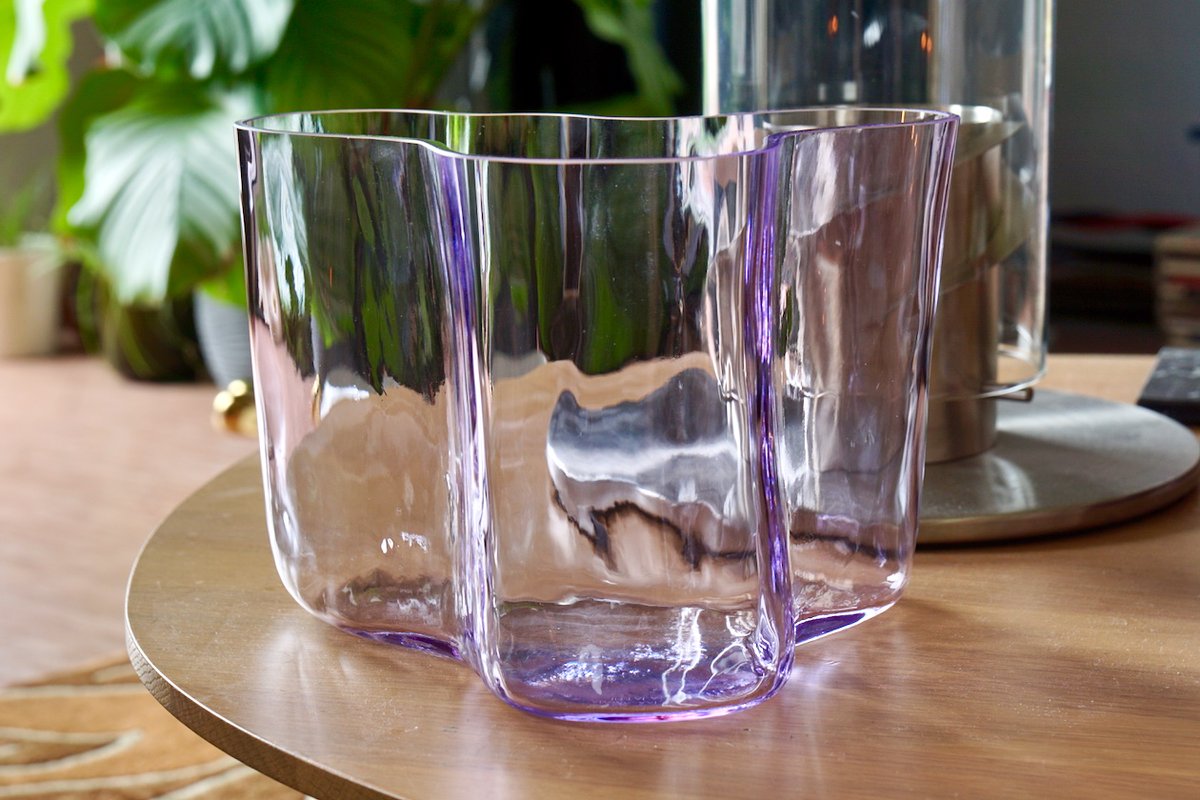 ライトライラックの木型アアルトベース140mm。最近のイッタラのガラス