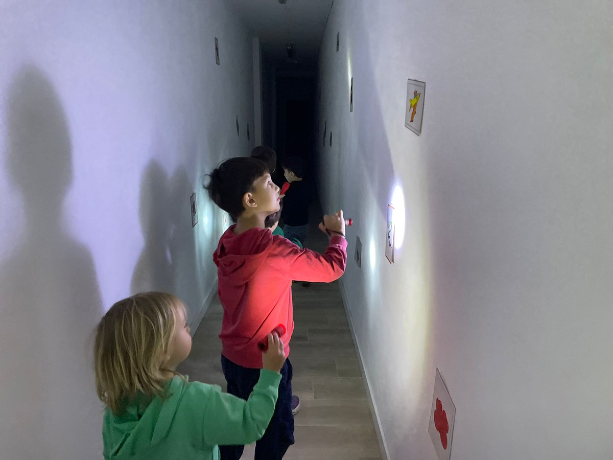 NouPatufet's tweet image. Dijous: dia dels #sentits.  Els tres grups d'infantil hem compartit una sessió de racons sensorials d’allò més divertits.  Entre totes hem posat el focus en els diferents sentits i ens hem adonat que són molt necessaris

#setmananadelasalut2024 #ProgramaSI #ODS3 #NouPatufet