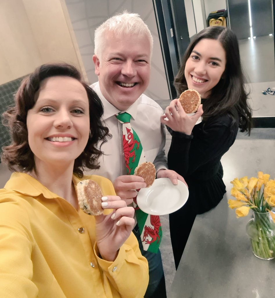 Happy St David's Day from today's weather team @BBCWales @allyhumphreys. Thanks to @SabrinaJayneLee for the delicious Welsh cakes from Cardiff Market. 🏴󠁧󠁢󠁷󠁬󠁳󠁿😋