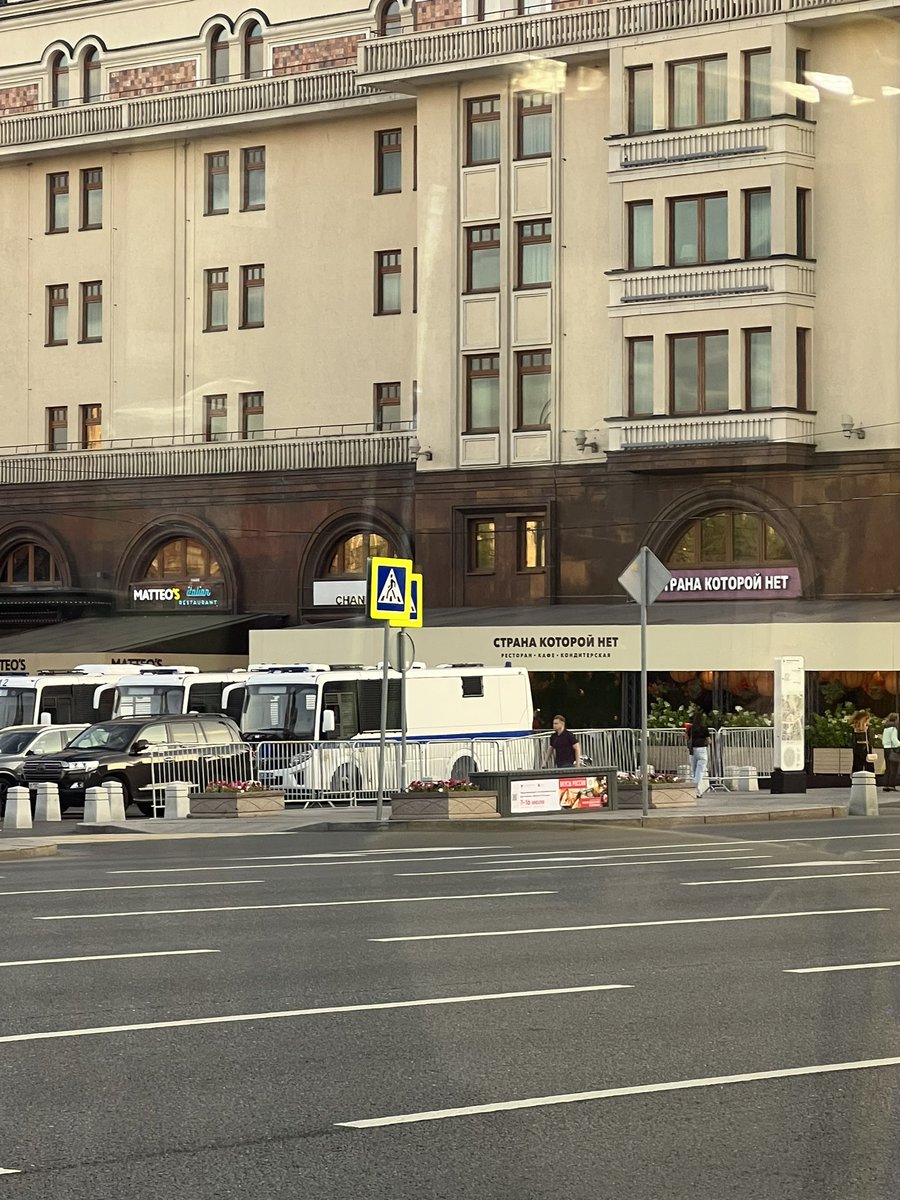 буквально фотка, которую я сделала в прошлом году в Москве: автозаки на фоне «страна, которой нет»