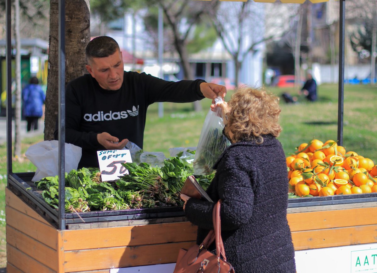 Shijo prodhimet vendase të Tiranës 🥬🫒🥕 
Eja edhe ti vizito Tregun e Lëvizshëm në Njësinë Administrative nr.1️⃣

#tiranamarket
#aat
#bashkiatiranë