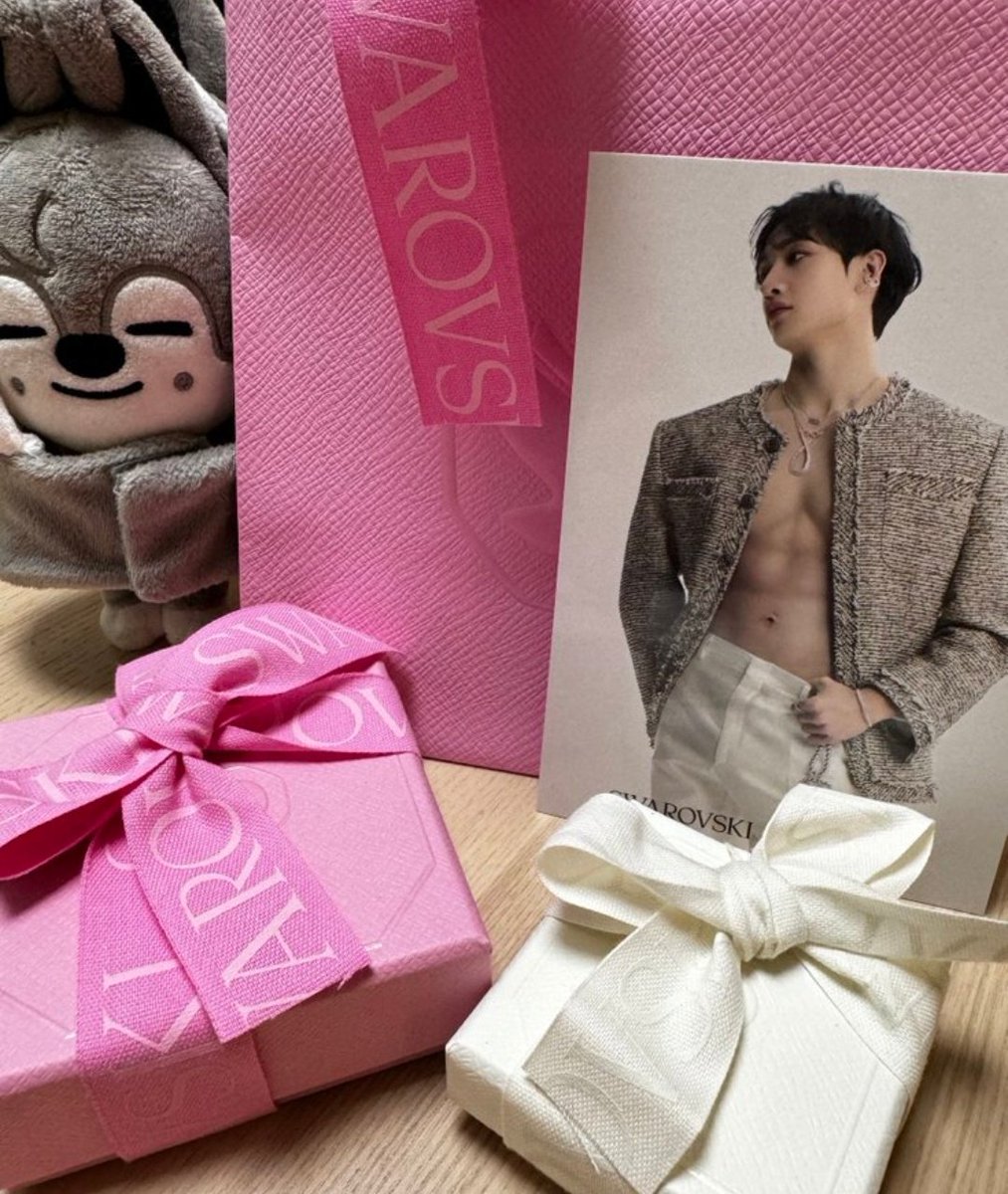 📍| 「240301」

كانت ستاي تنتظر الفاتورة وسُألت من الموظفين "هل أنت متأكدة من أنك لا تريدي التقاط صورة مع الذئب الخاص بك ؟ الجميع يجلب مثل هذه الذئاب اللطيفة معهم!" لأن الكثيرين جاءوا مع وولفتشان والتقطوا صورا مع مشترياتهم من سواروفسكي
#BangChan #NylonStarBangChan
—🌟