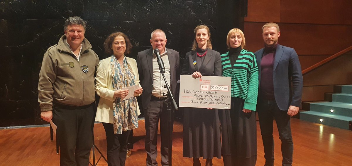 💙 💛 Bei einem Benefizkonzert für Bonns ukrainische Partnerstadt #Cherson hatten unser Geschäftsführer Stephan Henkel und unser Kollege Stefan Mironjuk (l.) diese Woche die besondere Gelegenheit, Nataliia Kraska (5. v. l.) und Vitalii Bielobrov (rechts) von der städtischen