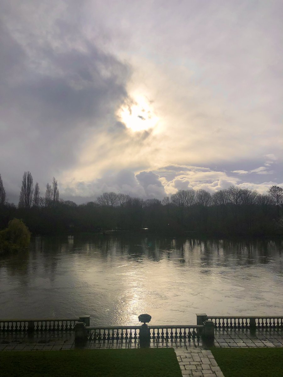 ruths_gallery's tweet photo. The first glimpse of the sun over Twickenham on the first day of March - and it welcomes us with a face!
@CloudAppSoc #clouds #cloudface #twickenham #viewfrommybalcony @metoffice #loveUKweather #March1st https://t.co/O99UdgPgL5