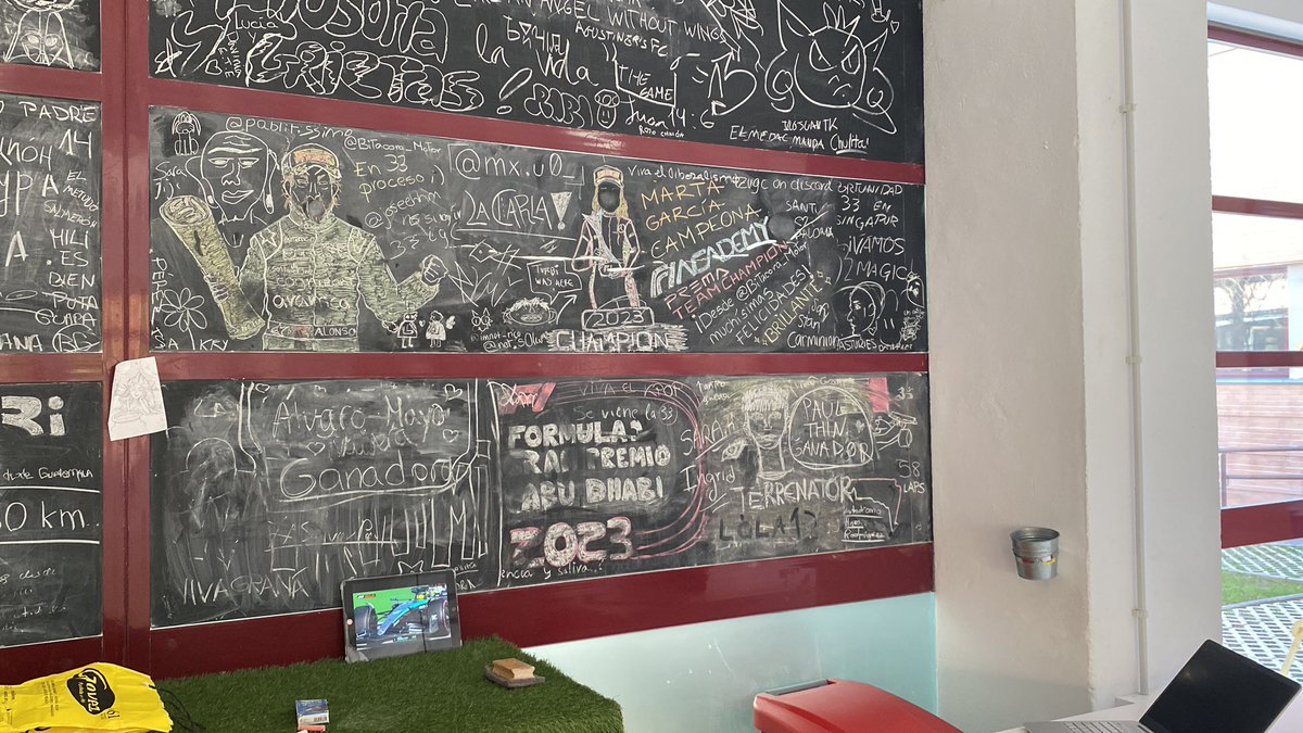 Bitacora_Motor's tweet image. Primer día de Qualy de la temporada, se ve que ya es momento de volver, no? 😉

Sorprendentemente el mural ha perdurado bastante bien al paso del tiempo, bastante orgullosa 😎 

*Libres 3 de fondo 🏎️

#F1 #GPBaréin🇧🇭