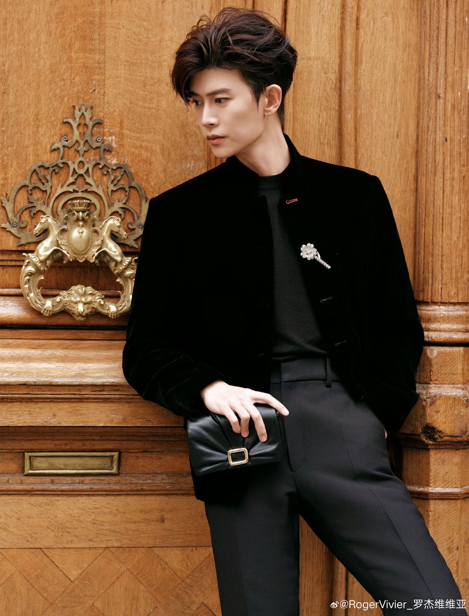 NLertji's tweet image. Roger Vivier_罗杰维维亚 อัพเว่ย 1.3.24
#เหรินเจียหลุน
#任嘉伦Allen
ออกเดินทาง #collectionview# แล้วไปนัดหมายใหม่ #โฆษกแบรนด์ RogerVivier Ren Jialun# @任嘉伦Allen ใช้รองเท้าโลฟเฟอร์ผู้ชาย Viv' Go-Thick สีดำหรูหราพร้อมทัศนคติที่บริสุทธิ์ในการตีความกระเป๋าซีรีส์ Viv' Choc…