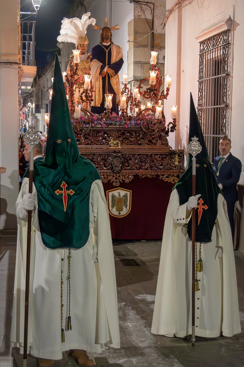 ssantajerezana's tweet photo. Su mirada serena y su postura firme nos recuerdan el amor infinito que nos tiene, incluso en los momentos más difíciles de nuestras vidas. Cristo del Gran Amor.

Buen viernes 🙋🙋‍♀️
#SemanaSanta de #JerezdelosCaballeros #ViernesSanto #GranAmor https://t.co/ATctJeNJIx