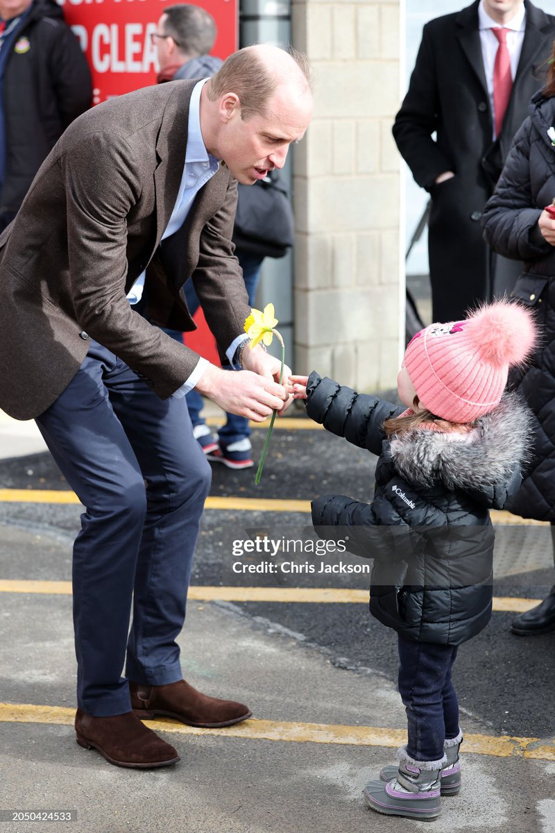 Prince William with american star and owner of Wrexham AFC Rob McElhenney and William receiving a daffodil from a very sweet little girl😍 My type of Visit☺️
#HappyStDavidsDay #PrinceOfWales