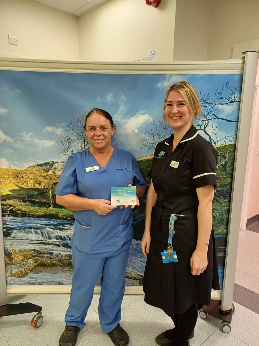 All smiles this Friday when lovely HCA Debra was delivered a 'Thank you' card from a Student Paramedic who appreciated the support and opportunities to practice skills he got whilst working in A&E with Debra 😃 Thank you for all your support!! @aedbthft @BTHFTBEaT