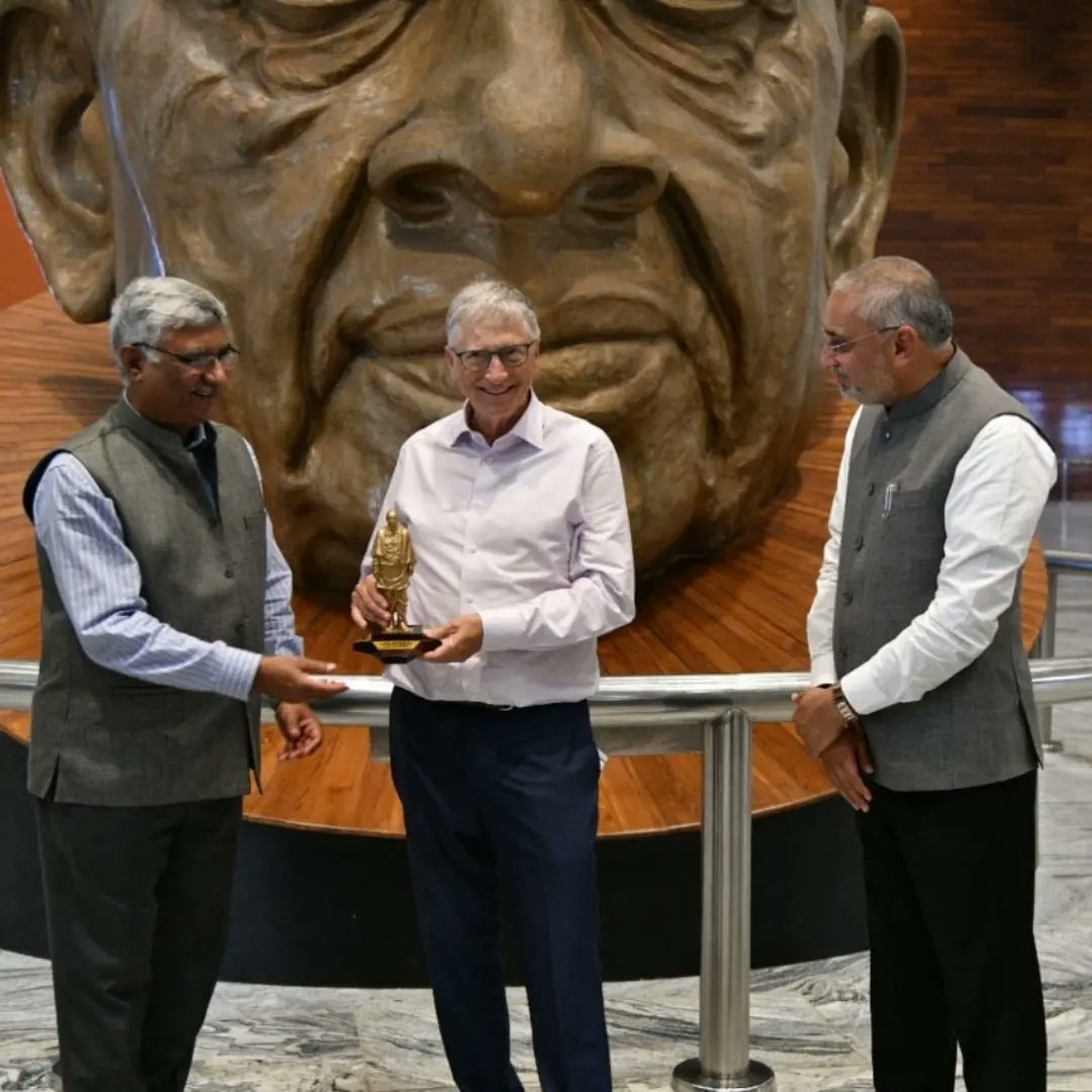 Microsoft Founder Bill Gates visited Ekta Nagar and was captivated by the monumental beauty of the Statue of Unity. He was accompanied by Shri Jagdish Vishwakarma, Hon’ble Minister of State, GoG. Bill Gates praised the warm hospitality he received during his visit.