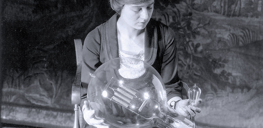 It's #WomensHistoryMonth! Let's learn about the #WomenInSTEM who paved the way to where we are today. Meet Maude Adams, inventor and actress. Not only was she made for the spotlight, but she also built one of her very own: spie.org/news/photonics… #PhotonicsFocus
