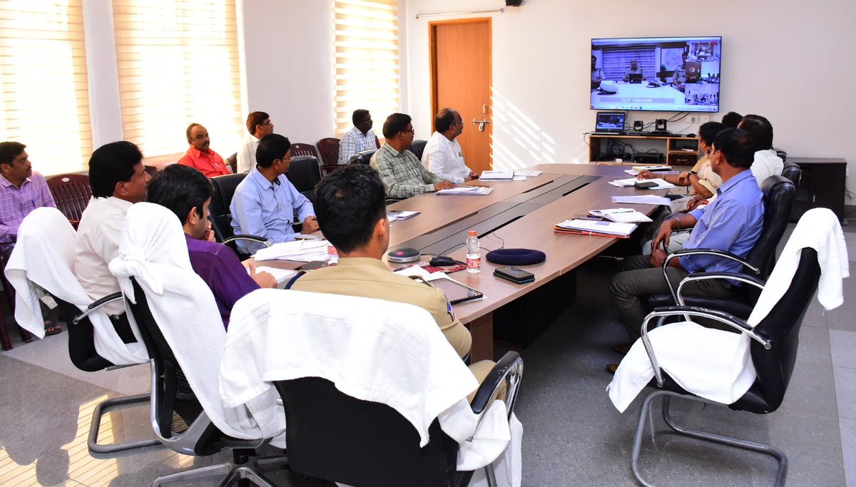 ప్రజాపాలన సేవా కేంద్రాల ఏర్పాటు, ఇంటర్మీడియట్, పదవ తరగతి పరీక్షల నిర్వహణపై రాష్ట్ర ప్రభుత్వ ప్రధాన కార్యదర్శి శ్రీమతి శాంతి కుమారి గారు నిర్వహించిన వీడియో కాన్ఫరెన్స్ కు సంబంధిత అధికారులతో కలిసి హాజరైన <a href="/Collector_RSL/">CDM_RajannaSircilla</a> శ్రీ అనురాగ్ జయంతి, <a href="/spsircilla/">SP SIRCILLA</a> శ్రీ అఖిల్ మహాజన్.