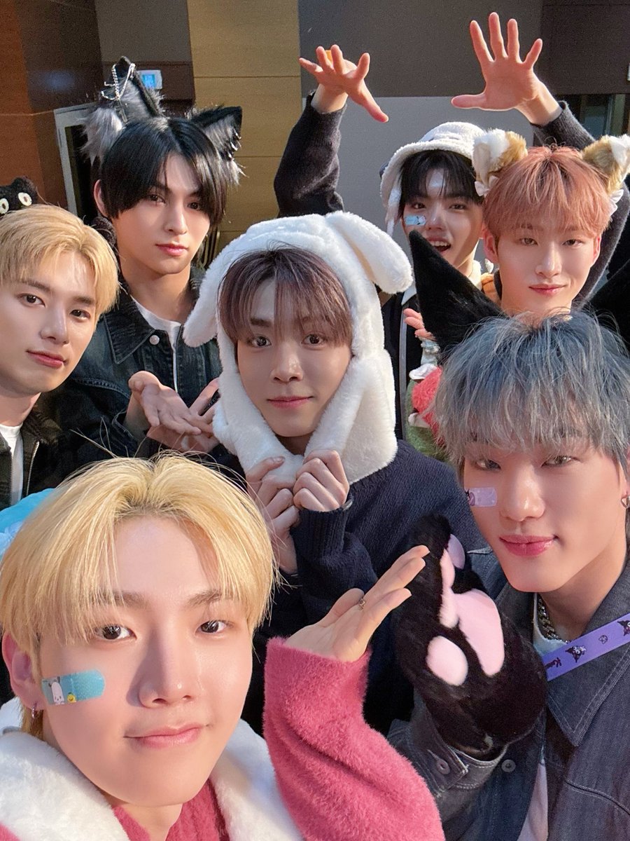 ALL_H_OURS's tweet photo. [🐾] 240301 팬사인회

민제 생일 기념으로 올아워즈 미담 많이 퍼트려주세요
따로 뭐 이유는 없고요 잘생겼습니다

#ALL_H_OURS #올아워즈 
#으랏차차 #GOTCHA
#WAOWAO #와오와오 https://t.co/wsBjx3MBLd