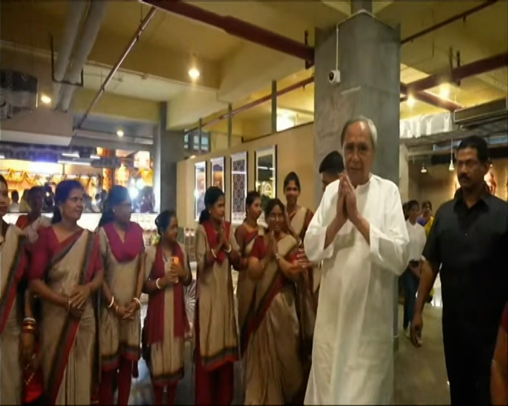 NandighoshaTV's tweet image. - ରାଜ୍ୟର ସବୁଠାରୁ ବଡ଼ ବସ୍ ଟର୍ମିନାଲ ଲୋକାର୍ପିତ
- ଟର୍ମିନାଲରେ ଥିବା ଆହାର କେନ୍ଦ୍ର ବୁଲି ଦେଖିଲେ ମୁଖ୍ୟମନ୍ତ୍ରୀ 
- ଆହାର କେନ୍ଦ୍ରରେ ଖାଦ୍ୟ ପରଶିଲେ ମୁଖ୍ୟମନ୍ତ୍ରୀ
- ମୁଖ୍ୟମନ୍ତ୍ରୀଙ୍କ ସହ ରହିଛନ୍ତି 5T ଅଧ୍ୟକ୍ଷ
#odisha #Bhubaneswar #busterminal #nandighoshatv