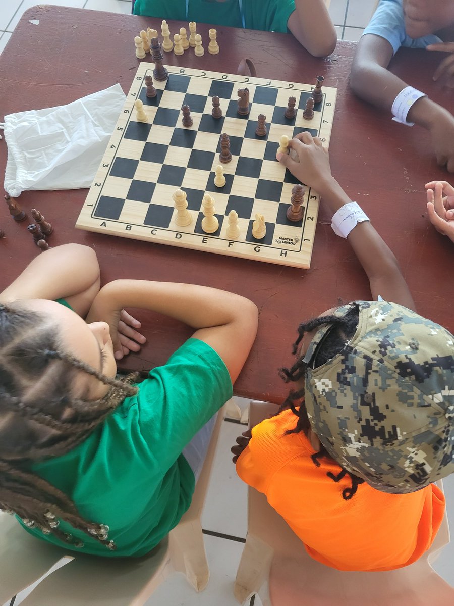 UsepGuadeloupe's tweet photo. "Les échecs? Même pas peur !". Une rencontre qui mêle des duels, des parties solidaires, du Condi'Chess, de la projection cinématographique et un atelier Photobooth. Une très belle journée qui s est déroulée dans  @VilleLamentin 👍🏽 @ffechecs @AcGuadeloupe #échecs #maths https://t.co/xkvHq1S43i