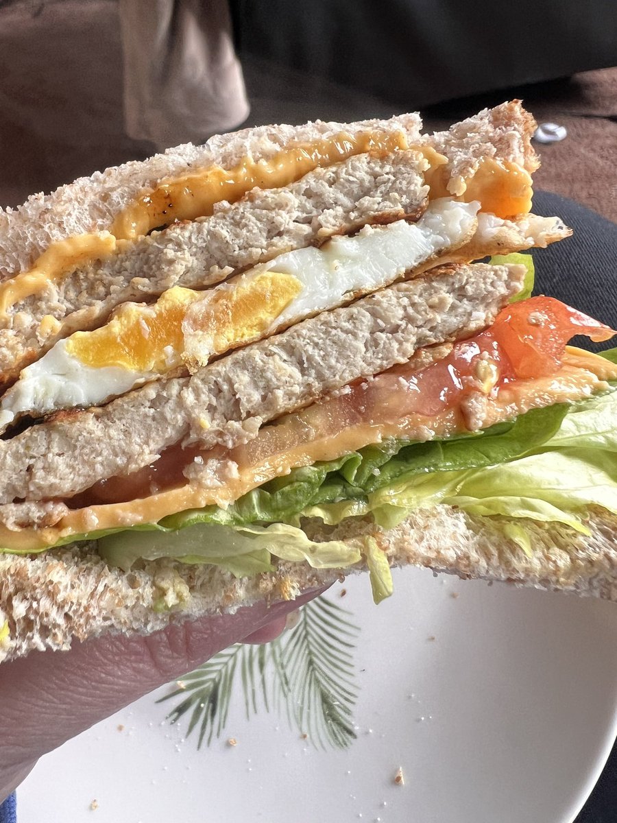 Lunch today was mega! @SlimmingWorld sausage patties, with egg, cheese, tomato and lettuce. Yum Yum. #slimmingworld #foodoptimising #swmagazinemakes