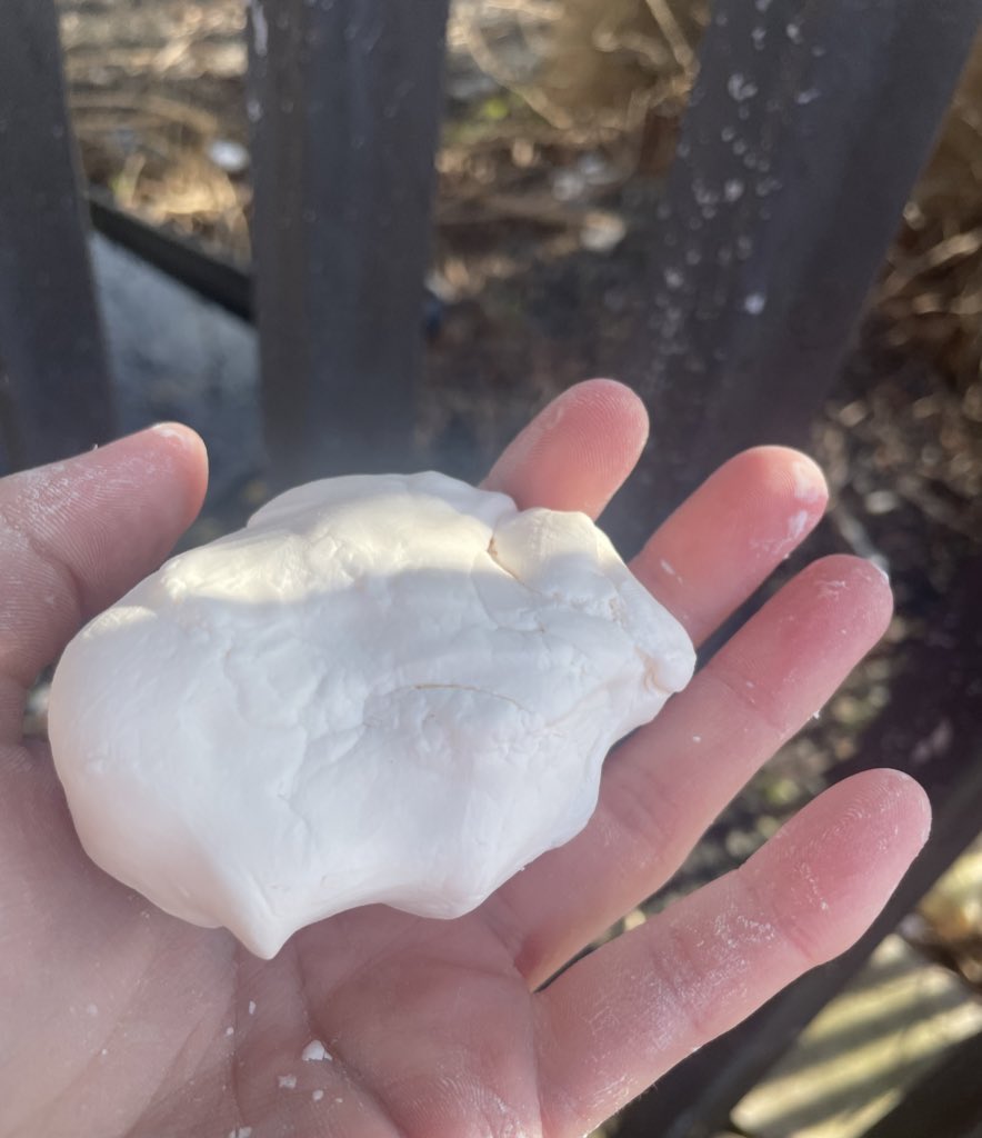 Come join us at Parkhead Streetplay every Tuesday from 3:15pm - 4:45pm in Dechmont Street Play Park 📍 This week, we made angel dough with cornflour and conditioner 🤯 Messy streetplays are always the most memorable ones ✨ @KieranPeek #PEEKPlay