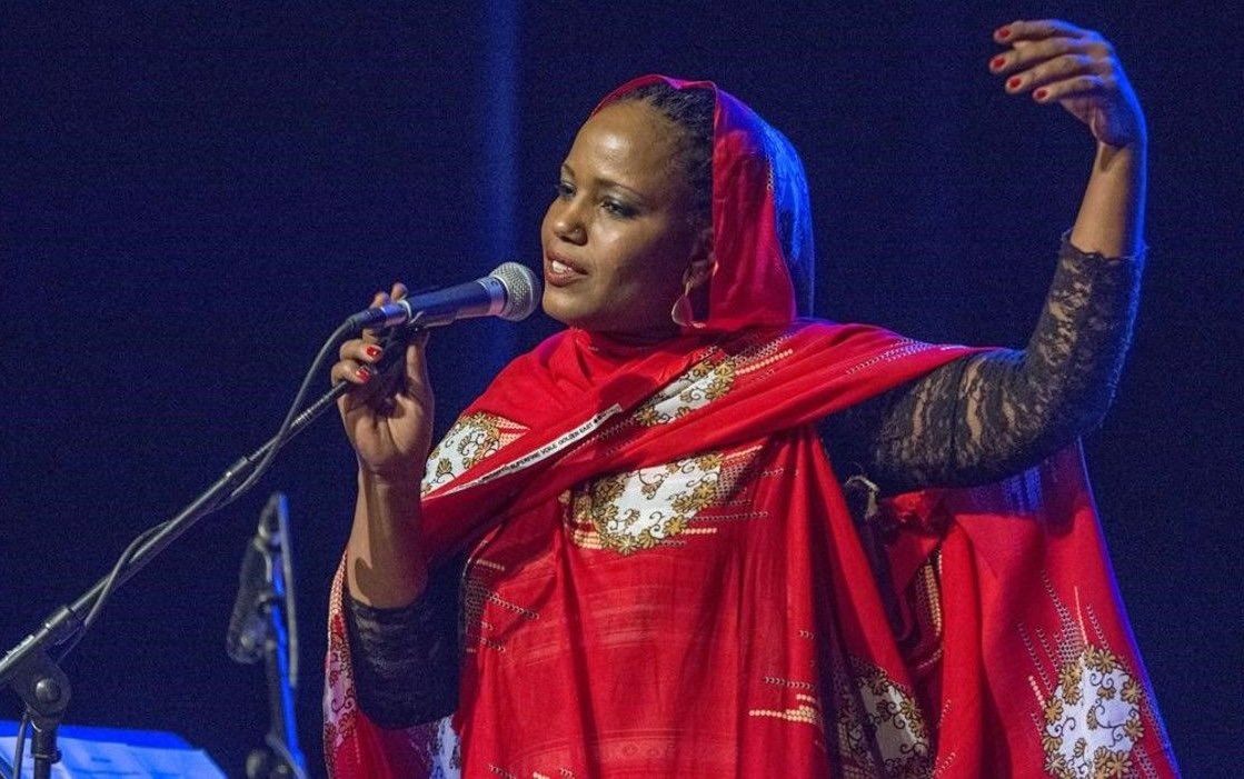 Enhorabuena a la artista saharaui @AzizaBrahim1 por su nuevo álbum “Mawja”, un conjunto de temas que realzan la lucha y la resistencia del pueblo saharaui 🇪🇭

Podéis escuchar el álbum completo en el siguiente enlace youtu.be/CqFsVERekNE?si…