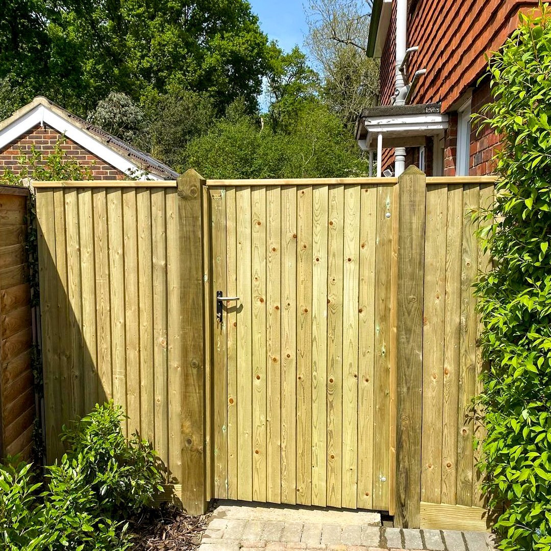 Fantastic Featherboard garden gate complete with J-lock and matching fencing. The rich timber tones evoke a sense of warmth, reminiscent of the brighter days that await!⁠ jacksons-fencing.co.uk/fencing/garden… ⁠ Install by one of our Approved Installers Countryside Contracts.