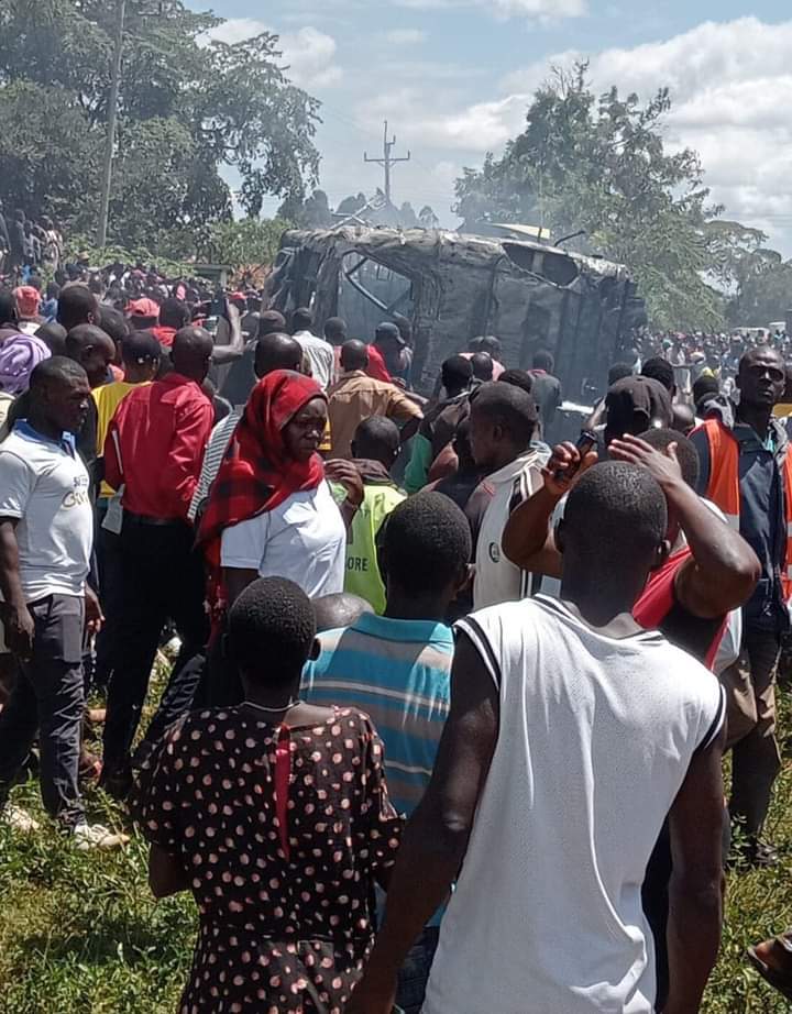 This is shocking. Let us pray for the families of the passengers who were on this Tahmeed Mombasa-bound bus travelling from Busia. The bus collided head-on with a tanker around Mundika high school in Busia county. Sad!