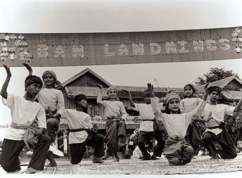 minefreeworld's tweet photo. The @MineBanTreaty was a groundbreaking achievement – the first time in history a conventional #weapon was totally #banned and victims’ rights to #assistance recognized and included in a disarmament treaty.

#25MBT https://t.co/peU0MOZWdF