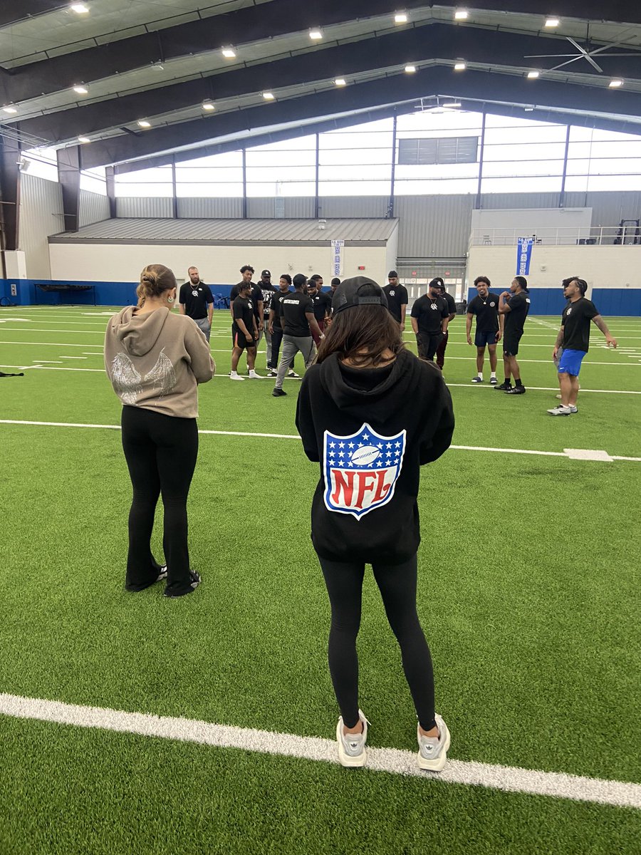 Nextlevelsports's tweet image. @influencemediab always in her 💰💰💰〽️💜💛@NFL #prodayprep #proday #NFL