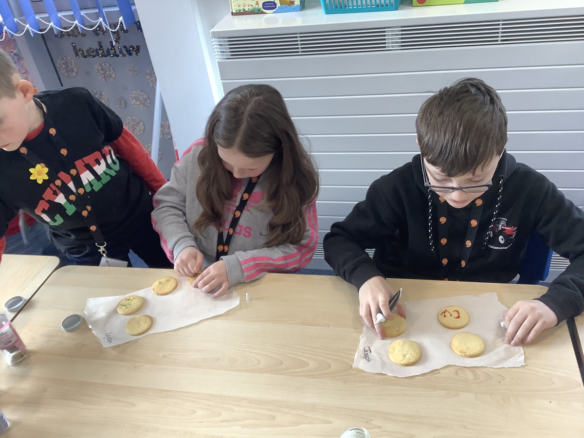 Dydd Gwyl Dewi Hapus! Pawb yn y Ganolfan yn brysur yn coginio bisgedi Cymreig