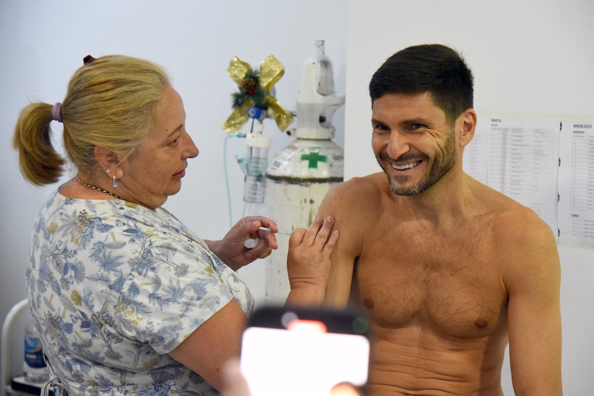 maxipullaro's tweet photo. Hace unos días atrás, en mi visita al Hospital Regional de Venado Tuerto, me colocaron una dosis pendiente de Hepatitis B. Hoy, para cumplimentar el calendario de vacunación, recibí la segunda.

Es importante que entendamos la importancia de vacunarnos para prevenir enfermedades y mejorar nuestra calidad de vida. #SantaFe tiene una salud pública de altísima calidad, con profesionales que dedican su vida a esto, y vamos a trabajar en estos 4 años para su mejor funcionamiento.