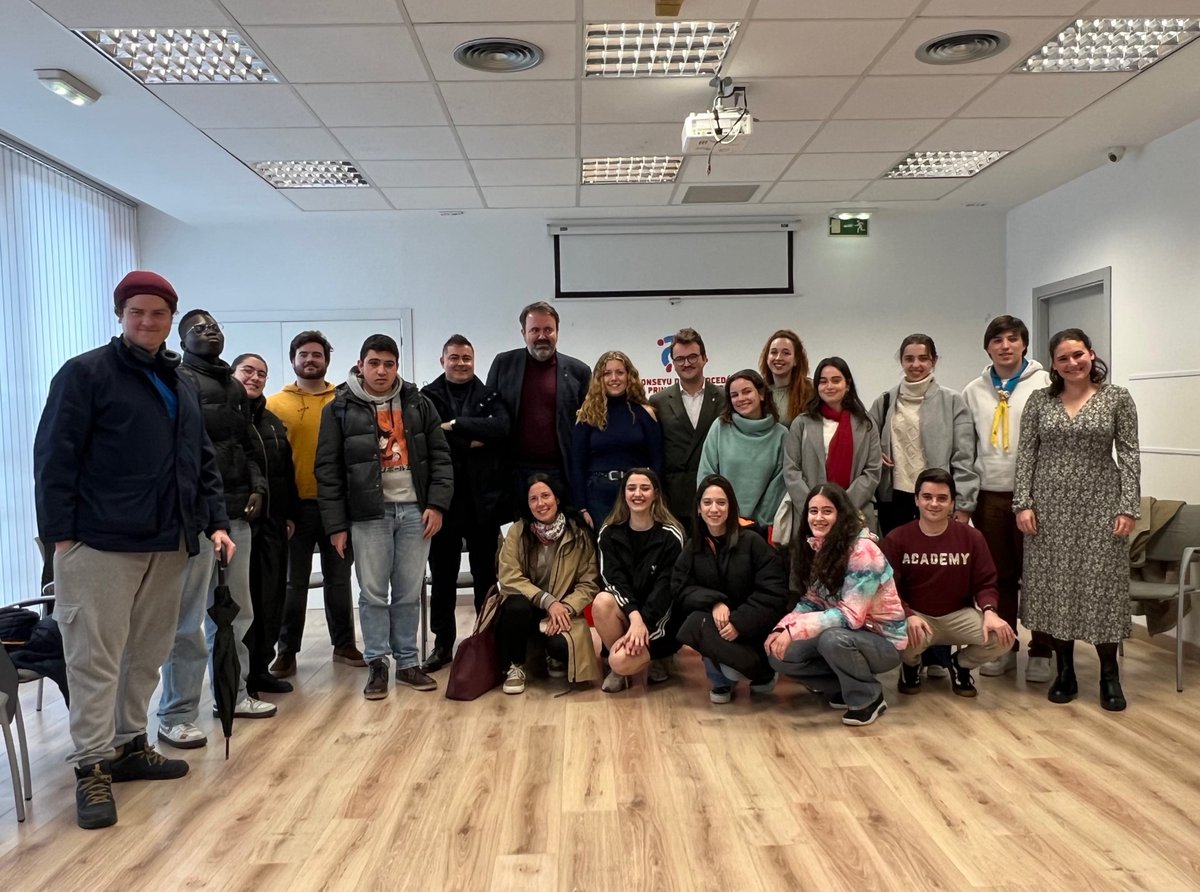El secretario de Estado de Juventud, Rubén Pérez Correa, re ha reunido en Oviedo con el <a href="/conseyu_cmpa/">CMPA.es</a>. El presidente de la entidad asegura que "una ley de juventud que no cuente durante todo su proceso de desarrollo con las personas jóvenes está abocada a ser papel mojado"