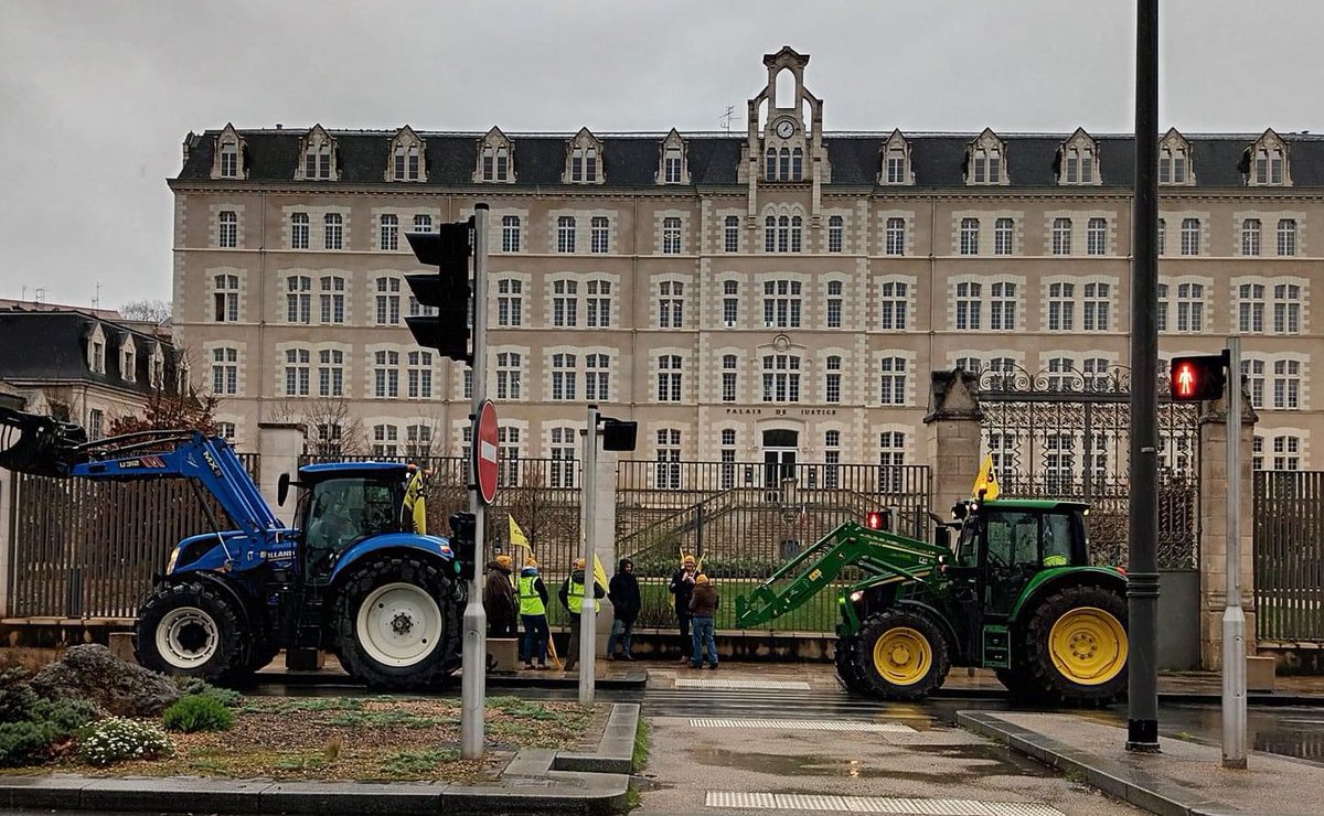 🚜 RASSEMBLEMENT EN COURS À POITIERS ! Des paysans de la CR sont rassemblés devant la préfecture de Poitiers pour exiger la libération des 84 agriculteurs interpellés. #AgriculteursEnColère #SIA2024