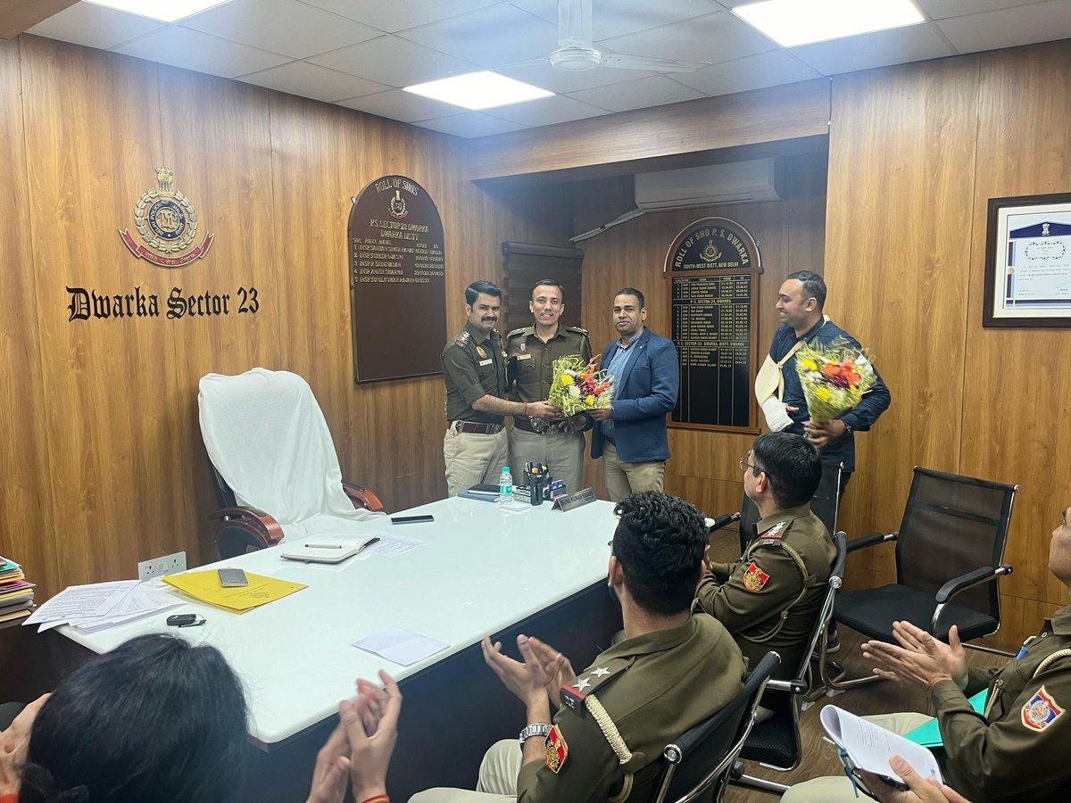 SHOsector23DW's tweet photo. #Welcome 

Today  Sh. Sunil Kumar Rajain, SHO/Sec-23 Dwarka welcomed
Inspr. Sandeep Malik &amp; Inspr. Surender Singh, who joined as @ Bravo &amp; ATO  of PS Sec-23 Dwarka today and wished them for embarking  new journey along with the personnel of PS.
@DCPDwarka https://t.co/SIFs6kN7dl