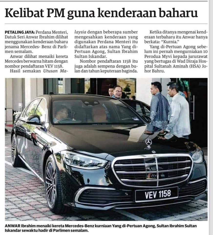 FaktaBukanAuta's tweet photo. Tahukah anda ramai terkejut baru-baru ni lihat PMX naik Mercedes gi parlimen.

Tukar kereta pulak ka?

Pi mana plak Perdana?

Ada je Perdana. Tapi PMX naik Mercedes ni utk raikan hadiah kurniaan YDPA kita.

Ya Sultan Ibrahim hadiahkan Mercedes pada PMX.

Ramai yg taktau tabiat Sultan Ibrahim - kalau dia seronok dgn seseorang dia akan hadiahkan something.

🔴Tahun 2020 Sultan Ibrahim pernah hadiahkan Myvi sorang satu pada 10 nurse Hospital Sultanah Aminah.

Kes Sultan Ibrahim syok khidmat diorang pada keluarga Diraja Johor.

🔴Tahun 2018 Sultan Ibrahim pernah hadiahkan 2 set pakaian pada 20 driver teksi.

Kes Sultan Ibrahim syok tengok diorang dok lambai tangan hari-hari waktu Sultan keluar dari istana.

🔴Staf istana takyah ceritalah, jenuh dapat hadiah, hadiah cincin pun pernah.
