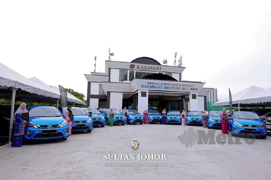 FaktaBukanAuta's tweet photo. Tahukah anda ramai terkejut baru-baru ni lihat PMX naik Mercedes gi parlimen.

Tukar kereta pulak ka?

Pi mana plak Perdana?

Ada je Perdana. Tapi PMX naik Mercedes ni utk raikan hadiah kurniaan YDPA kita.

Ya Sultan Ibrahim hadiahkan Mercedes pada PMX.

Ramai yg taktau tabiat Sultan Ibrahim - kalau dia seronok dgn seseorang dia akan hadiahkan something.

🔴Tahun 2020 Sultan Ibrahim pernah hadiahkan Myvi sorang satu pada 10 nurse Hospital Sultanah Aminah.

Kes Sultan Ibrahim syok khidmat diorang pada keluarga Diraja Johor.

🔴Tahun 2018 Sultan Ibrahim pernah hadiahkan 2 set pakaian pada 20 driver teksi.

Kes Sultan Ibrahim syok tengok diorang dok lambai tangan hari-hari waktu Sultan keluar dari istana.

🔴Staf istana takyah ceritalah, jenuh dapat hadiah, hadiah cincin pun pernah.