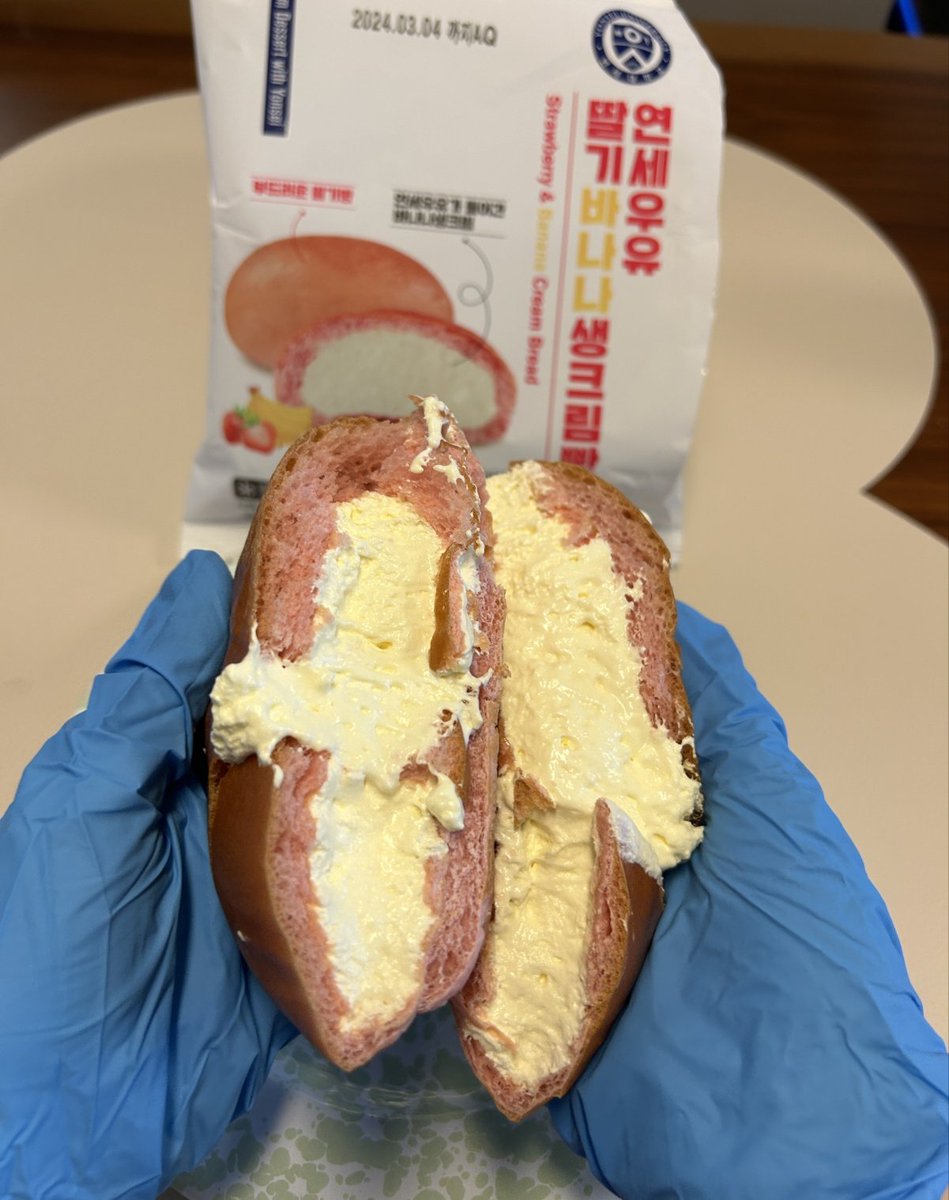 Happy48791's tweet image. ✨연세우유 딸기바나나✨

평점: 7/10

바나나의 향이 인위적이어서 거부감이 들었소이다. 쿠앤크와 달리 이번에는 크림이 가득 들어있지만 맛있는 느낌은 아니었소. 딸기필링은 맛있었지만 양이 적어서 아쉬웠소. 기대치가 높아서 아쉬웠지만 그냥 평범한 편의점 빵의 맛이오. 빵은 차갑게 먹으시오.