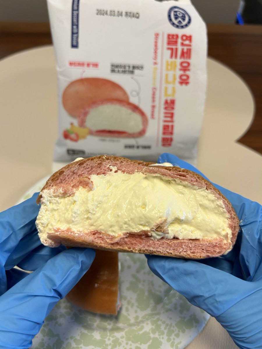 Happy48791's tweet image. ✨연세우유 딸기바나나✨

평점: 7/10

바나나의 향이 인위적이어서 거부감이 들었소이다. 쿠앤크와 달리 이번에는 크림이 가득 들어있지만 맛있는 느낌은 아니었소. 딸기필링은 맛있었지만 양이 적어서 아쉬웠소. 기대치가 높아서 아쉬웠지만 그냥 평범한 편의점 빵의 맛이오. 빵은 차갑게 먹으시오.