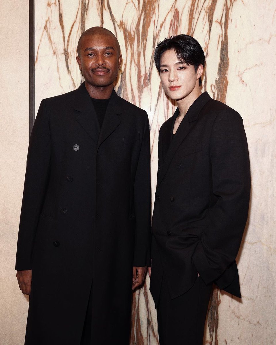 jenmong23's tweet photo. higorblanco instagram post 

Lee Jeno leejen_o_423 to @Ferragamo _maximiliandavis_ 

#FerragamoFW24xJENO #JENO #제노 https://t.co/yFGzSK95AI