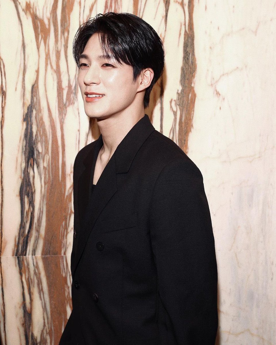jenmong23's tweet photo. higorblanco instagram post 

Lee Jeno leejen_o_423 to @Ferragamo _maximiliandavis_ 

#FerragamoFW24xJENO #JENO #제노 https://t.co/yFGzSK95AI