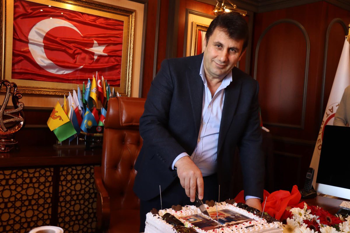 akmelikyasar's tweet photo. İşte bizim canımız, ciğerimiz ve kıymetlimiz olan o personellerimiz bugün bize doğum günü sürprizi yaptı. 

Ne mutlu bize, 
Ne mutlu Çat ailemize, 
Ve teşekkürler bizi sevindirerek yüreğimizi coşturan gönlü güzel personelimize… 
Teşekkürler…
İyi ki varsınız… https://t.co/kFRctoexD5