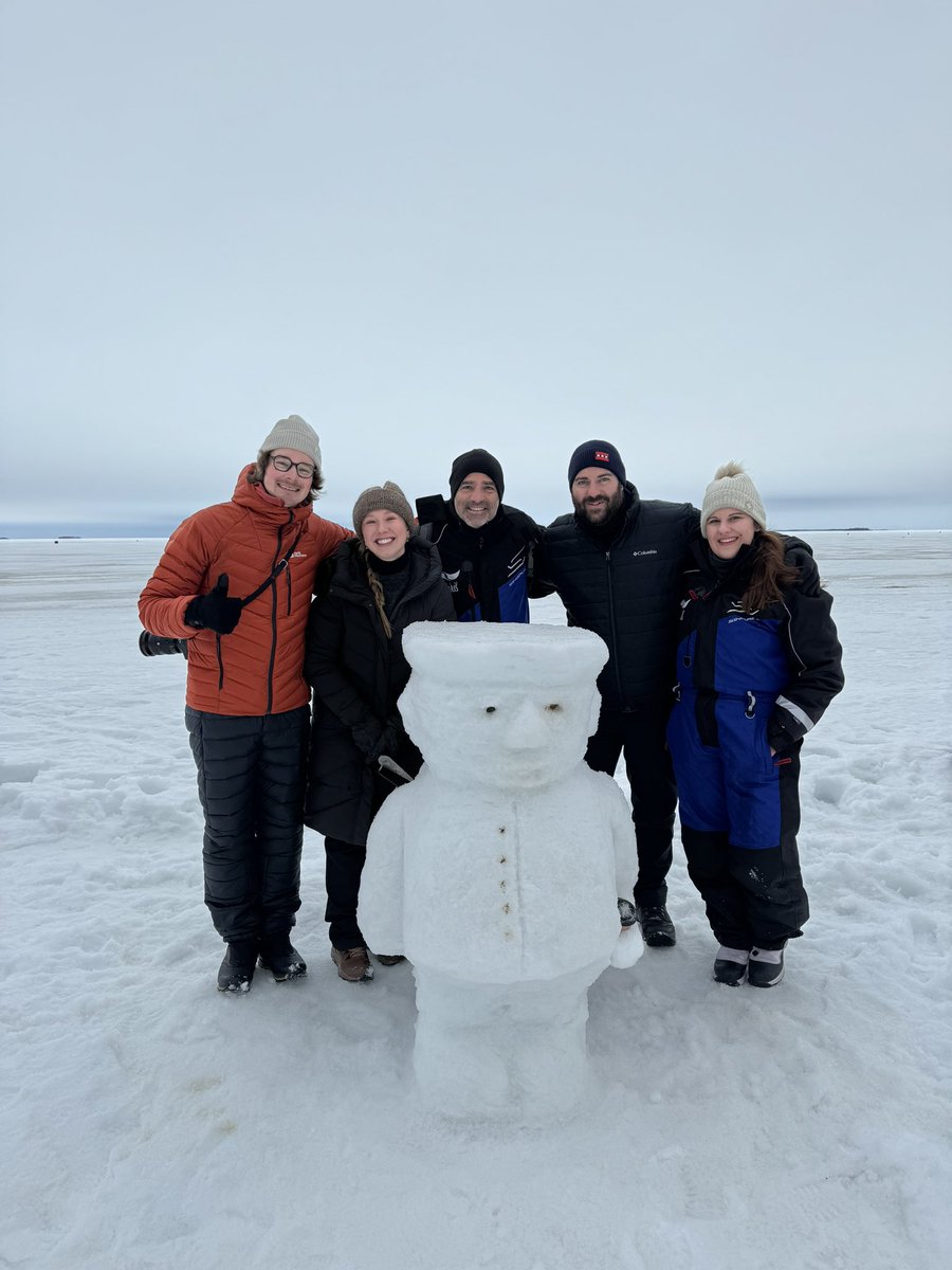 VisitOuluFI's tweet photo. Kansainvälistä mediaa vierailee parhaillaan Oulussa. Eilen Polar Bear Pitching ja liukulumikenkäilyä jäätyneellä merellä. Tänään tutustuivat @Oulu2026offici Euroopan kulttuuripääkaupunkivuoteen ja ilmakitaran MM-kisoihin. Pääsivät myös veistämään lumesta - tunnistatko, kenet? https://t.co/oZAHQWUr0d