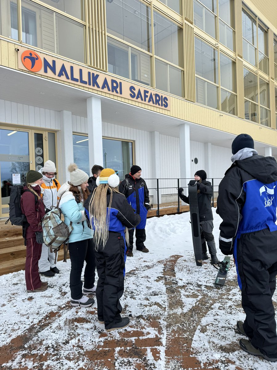 VisitOuluFI's tweet photo. Kansainvälistä mediaa vierailee parhaillaan Oulussa. Eilen Polar Bear Pitching ja liukulumikenkäilyä jäätyneellä merellä. Tänään tutustuivat @Oulu2026offici Euroopan kulttuuripääkaupunkivuoteen ja ilmakitaran MM-kisoihin. Pääsivät myös veistämään lumesta - tunnistatko, kenet? https://t.co/oZAHQWUr0d