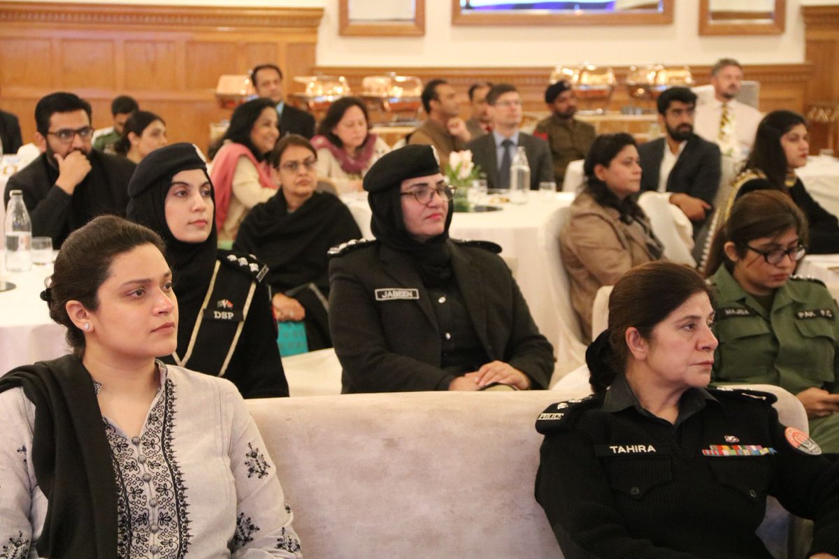 ❗️Only 3️⃣% of police officers in🇵🇰 are women.
We've partnered with <a href="/unwomen_pak/">UN Women Pakistan</a> &amp; <a href="/BureauNpb/">National Police Bureau (NPB)</a> to launch gender responsive policing unit. More👮‍♀️in police-incl in high ranking positions-is imp not only for gender equality but lower barriers for women to report gender-based violence.